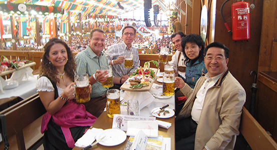 2012年10月集團總裁程清豐走訪BSH，在啤酒節狂歡夜上與客戶合影留念
